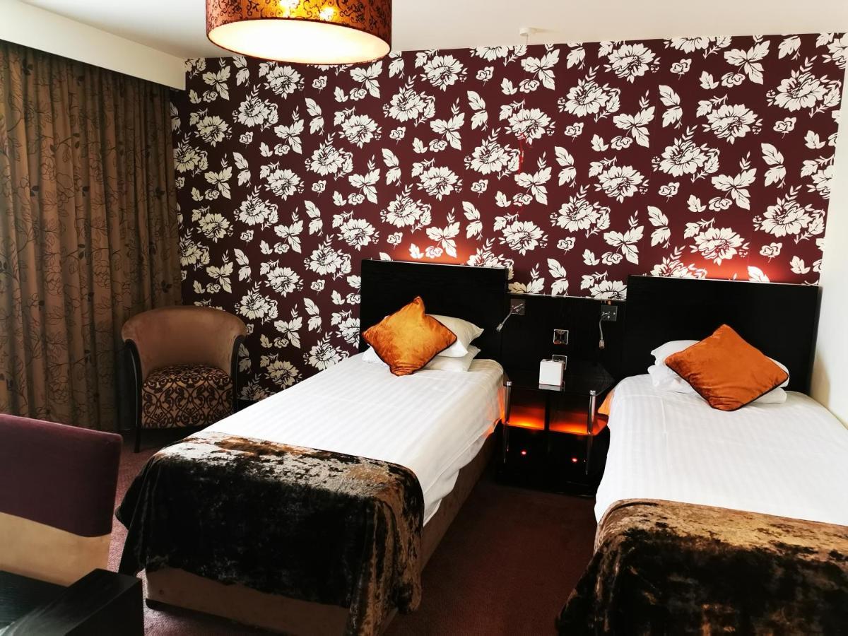 The Bluebell Hotel Нийт Екстериор снимка
